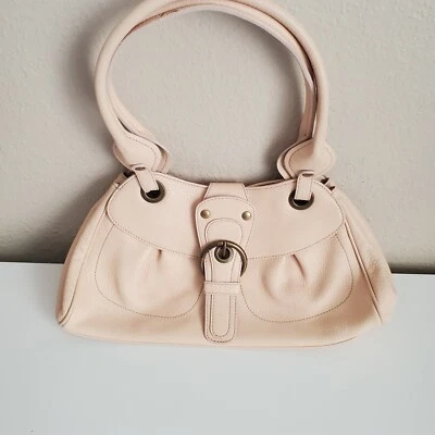 $319 Bolso de hombro de mano de cuero marfil granulado Coccinelle de diseñador Italia Foto 1 de 4