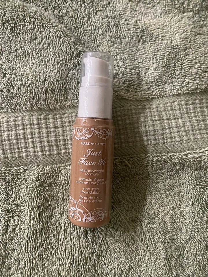 Base Hard Candy Just Face It One Step bronceado medio peso pluma sellada Foto 1 de 1