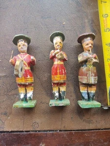 (3) Antica statuina decorativa in legno intagliato musicista strumento che suona - Foto 1 di 7