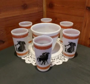 MID-CENTURY HAZEL ATLAS MILK GLASS GRECIAN MOTIF ICE BUCKET & 6 TUMBLER SET  - Bild 1 von 12