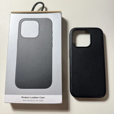 Funda MagSafe de cuero moderna Nomad para iPhone 15 Pro - negra Foto 1 de 4