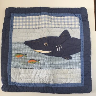 Funda de almohada cuadrada Pottery Barn Kids PBK 26”x26” simulada tiburón pez mar azul Foto 1 de 3
