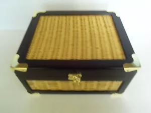 Humidor scatola portasigari con umidificatore igrometro ottone targhetta nome cestello intrecciato - Foto 1 di 8