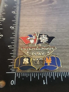 New York Yankees Pin Interleague Play Mets Yankees Pin MLB Baseball E4 - Picture 1 of 3