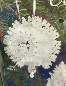 Vintage Weihnachtsschmuck Set Satin Perlen weiß silber Perle Schneeflocke ergibt 2 - Bild 1 von 7