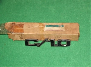 69 70 CHEVY C-10 CHEVROLET TRUCK BLAZER FENDER EMBLEM GM NOS OEM 3952400 - Foto 1 di 3