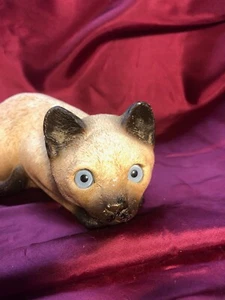 A Beautiful Siamese Cat Figurine with Blue Eyes    S-7 - Picture 1 of 4