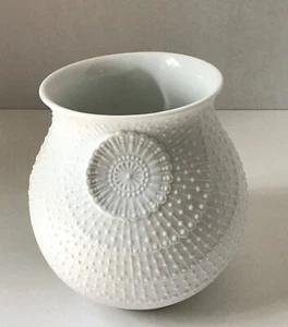 KAISER VASE AUS WEISSEM PORZELLAN MIT ERHABENEM MUSTER - Bild 1 von 5