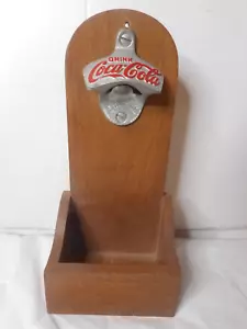 Apribottiglie Coca-Cola Legno Metallo Drink Rosso Coca-Cola Cappuccio Inferiore STELLA Marrone Co - Foto 1 di 11