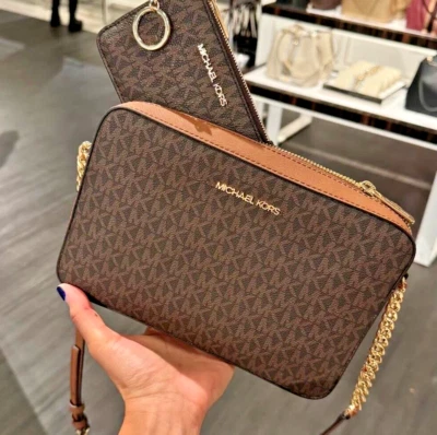 Сумка через плечо Michael Kors Jet Set с большим логотипом + мешочек для монет бумажник (коричневый) - Изображение 1 из 4