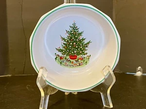 Pfaltzgraff Christmas Heritage Soup and Cereal Bowl (set of 4, 5.5 in width) - Picture 1 of 3