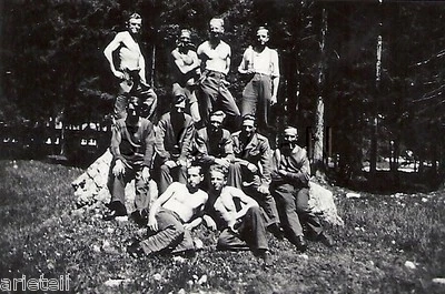 Немецкий солдат времен Второй мировой войны — полуобнаженный — интерес геев — на открытом воздухе — Гармиш, Германия - Изображение 1 из 3