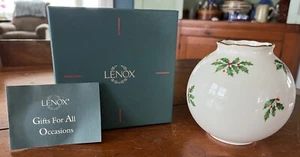 Lenox Holiday Christmas Holly & Berry 24K Gold Trim Porcelain Globe Vase in Box - Picture 1 of 3