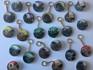 NEW ENGLAND ~ SAINTS ~ RAMS ~ VIKINGS ~ NFL FOOTBALL ~ 23-TEILIGES SCHLÜSSELANHÄNGER & ANSTECKNADEL-SET ~ NEU - Bild 1 von 5