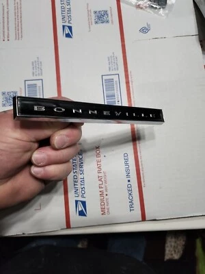 Nuevo de Lote Antiguo 1965 Pontiac Bonneville tablero emblema OEM 9779990 GM emblema Foto 1 de 4