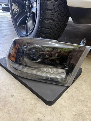 Faro negro estilo proyector derecho usado OEM 12-18 RAM 1500 Mopar de fábrica Foto 1 de 4