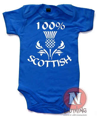NAUGHTEES CLOTHING 100 % schottischer niedlicher Babygrow Babyanzug tolles Geschenkweste schottische Distel