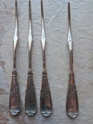 批量 4 件 One Tined Butter/Nut 挑选 NEWPORT 又名 芝加哥罗杰斯 银盘 1879 — 第 1/3 张图片