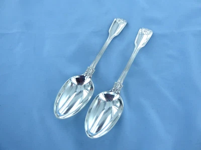 ANTIQUE PAIR OF STERLING SILVER FIDDLE THREAD & SHELL DESSERT SPOONS LONDON 1852 - Image 1 of 4
