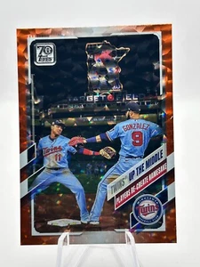 2021 TOPPS TWINS UP THE MIDDLE CHECKLIST ORANGE FOIL 141/299 TWINS #553 JC - Picture 1 of 2