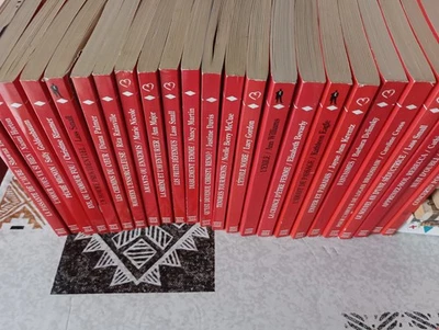 LIVRES HARLEQUIN LOT DE 24 COLLECTION ROUGE PASSION - Photo 1/4