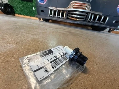 (1) Genuine PCV Valve 11810-8J102 Nissan Infiniti OEM / SAME AS DEALERSHIP - Image 1 of 4