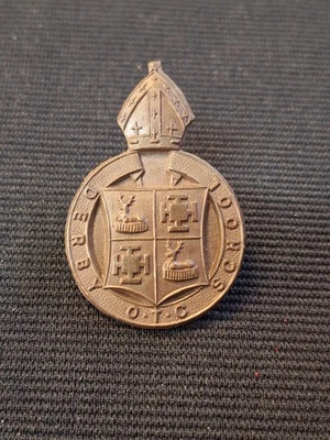 ESCASO DERBY SCHOOL O.T.C TAPA INSIGNIA EN TACOS 1908 1940 ORIGINAL Foto 1 de 3