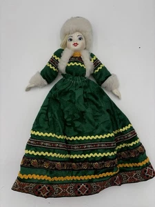 Muñeca rusa de porcelana vintage con disfraz tradicional de piel verde - Imagen 1 de 8