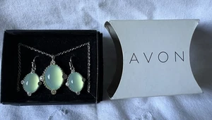 NUEVO/NUEVO EN CAJA AVON "DELICATE SHINE" Juego de Pendientes Collar Verde - Imagen 1 de 2