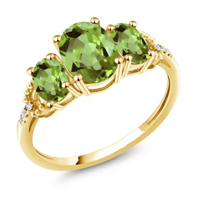 Anillo de compromiso de 3 piedras con detalles de peridoto y diamantes de oro amarillo de 10 quilates de 2,46 quilates Foto 1 de 4