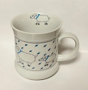 Adorable taza de café vintage texturizada con ovejas y lunares - Imagen 1 de 7