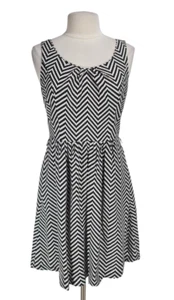White House Black Market Womens Skater Knee Length Dress Size 8 Chevron 100A - Picture 1 of 6