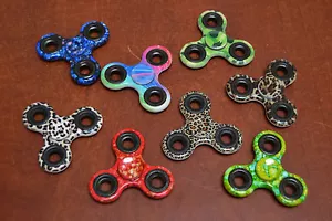 16 STCK. VERSCHIEDENE GEMISCHTE ZAPPELN GEIGE HAND TRI SPINNER SENSORISCHES SPIELZEUG - Bild 1 von 1