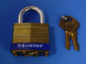 #82 MASTER PADLOCK KEYED ALIKE #107R33 MADE IN USA BRASS BODY SAME SIZE AS #1 - Picture 1 of 5