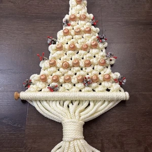 Vintage Makramee Weihnachtsbaum Wandbehang weiß mit Tannenzapfen / Goldschmuck - Bild 1 von 8