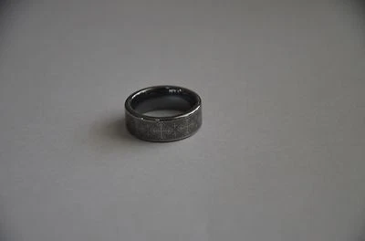 Banda de carburo de tungsteno cruzada templaria grabada con láser Triton Foto 1 de 4