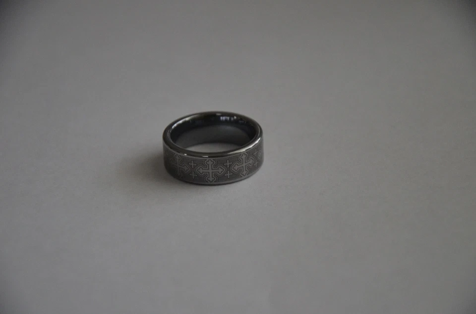 Banda de carburo de tungsteno cruzada templaria grabada con láser Triton Foto 1 de 4