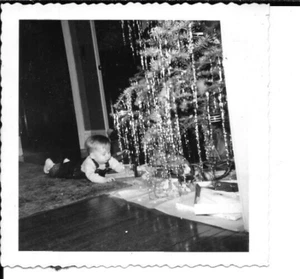 VINTAGE PHOTOGRAPH 1950'S TODDLER ON FLOOR UNDER CHRISTMAS TREE WITH GIFTS H9 - Picture 1 of 1