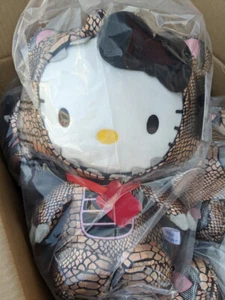 Kidrobot Sanrio Hello Kitty Kaiju Dinosaurio Cosplay Peluche Edición Agujero Negro - Imagen 1 de 5