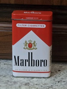 SELTEN VTG 1960er HONGKONG MARLBORO BLECHDOSE 3 3/4" HOCH AUS RECYCELTEM METALL! - Bild 1 von 7