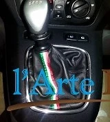 cuffia leva cambio in pelle nera per Lancia Musa con ricamo e tricolore - Foto 1 di 3