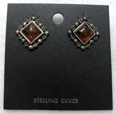 Pendientes perforados con bisel de piedras preciosas ámbar con montura floral de plata de ley Foto 1 de 2