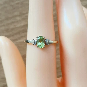 9ct Yellow Gold Peridot Ring, UK Size L 1/2, EU Size 51 1/2 - Picture 1 of 5