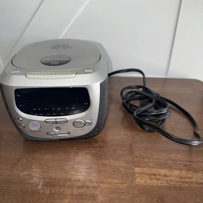 Magnavox широкоугольный стерео AM/FM/CD будильник радио MCR230SL/17.  ПРОЧИТАЙТЕ ОПИСАНИЕ - Изображение 1 из 4