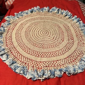 Vintage Handarbeit gehäkelt weiß blau Deckchen 17 Zoll Runde gewellte Kante Baumwolle - Bild 1 von 6