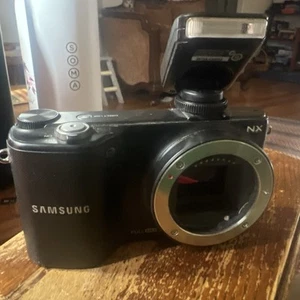 Samsung NX2000 20.3MP Digital Camera Body Only with Battery & Flash - No Lens - Picture 1 of 4