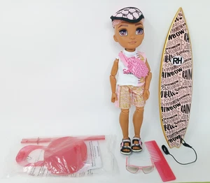 Rainbow High Pacific Coast Finn Rosado mit Surfbrett, Ständer und Kamm - Bild 1 von 15