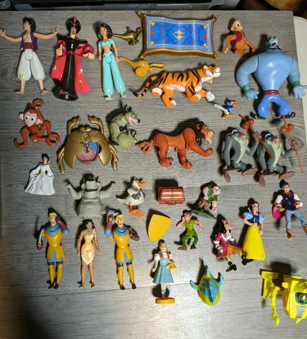 Vintage Disney Aladdin, Lion King, Pocahontas, ETC 30+ Pc. Toy Action Figure Lot Cover