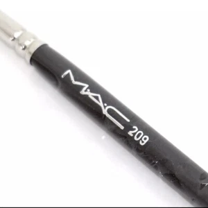MAC 209 Eye Liner Brush Discontinued New in Sleeve - Picture 1 of 5