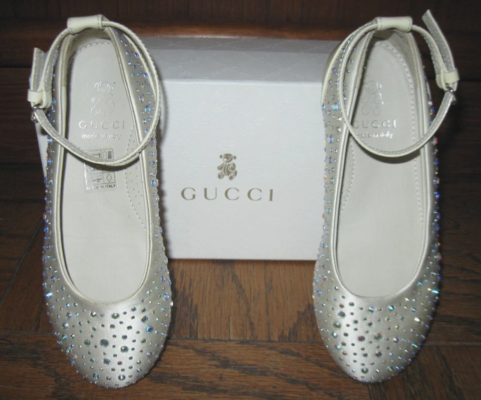 GUCCI NIÑA COLORIDOS PEDRERÍA SOBRE SATÉN Y CHAROL MARY JANE PLANOS Talla 29 Foto 1 de 4